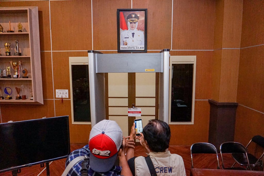 Wartawan memotret pintu ruangan Bupati Pekalongan yang telah disegel oleh KPK di Kantor Pemda Kabupaten Pekalongan, Jawa Tengah, Selasa (3/3/2026). Penyegelan ruang tersebut terkait operasi tangkap tangan (OTT) Bupati Pekalongan Fadia Arafiq yang dilakukan KPK pada Selasa (3/3). ANTARA FOTO/Harviyan Perdana Putra/hma/tom. Ruangan Bupati Pekalongan disegel KPK