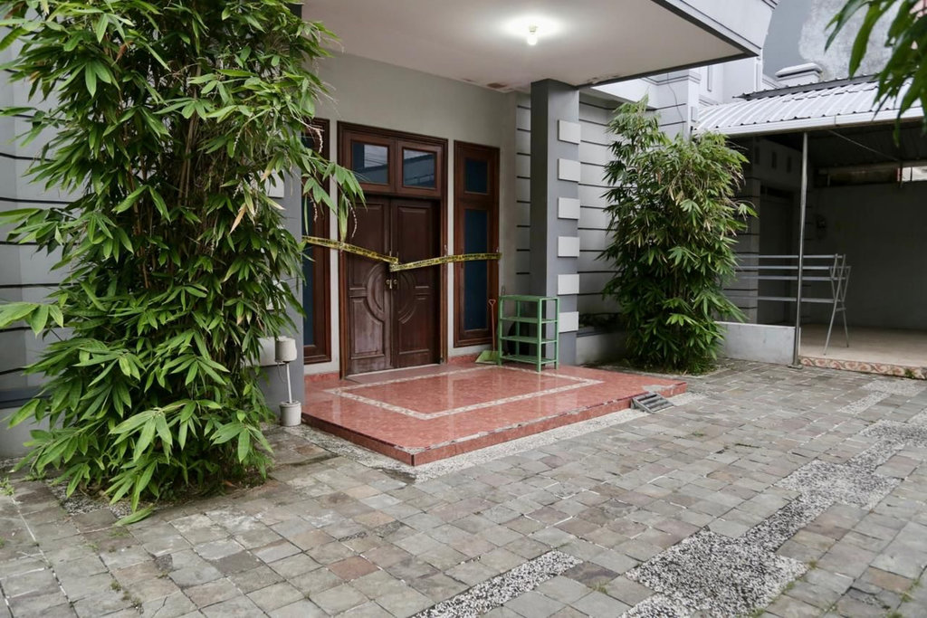 Penggerebekan rumah produksi kosmetik LC Beauty oleh Bareskrim Polri. Dokumentasi Polri. Polri Geledah Rumah Produksi Kosmetik LC Beauty