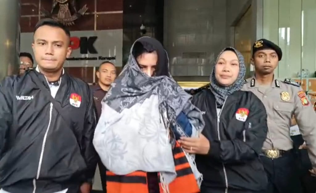 Bupati Pekalongan, Fadia Arafiq, mengenakan rompi oren KPK di Gedung Merah Putih KPK, Jakarta Selatan, Rabu (4/3/2026). tirto.id/Auliya Umayna Bupati Pekalongan Fadia Arafiq