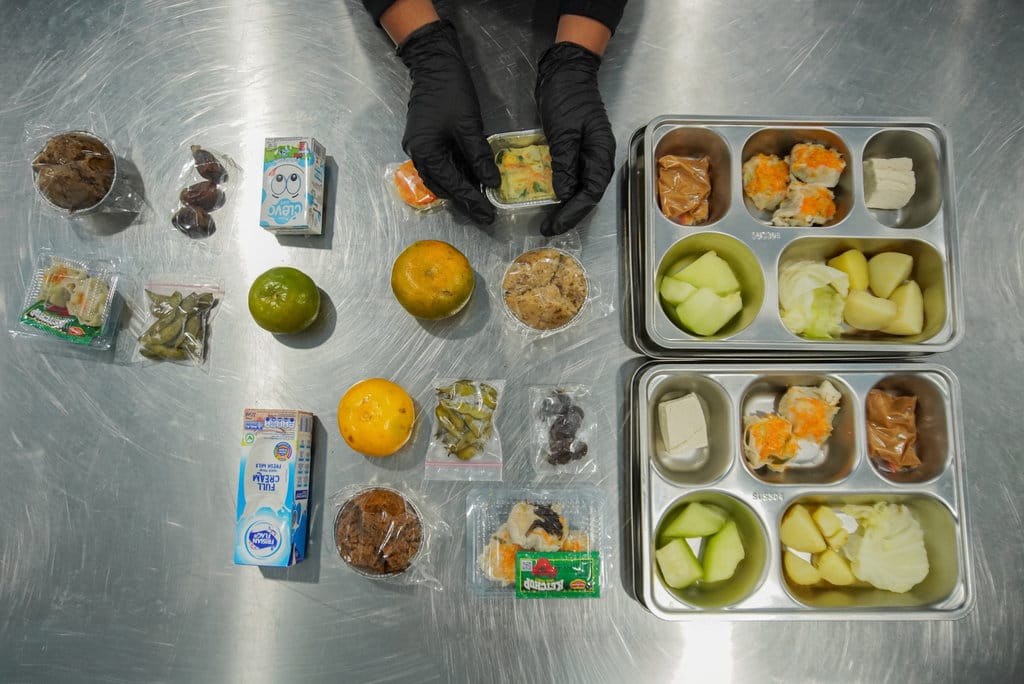 Pekerja memperlihatkan sejumlah paket makanan program Makan Bergizi Gratis (MBG) di Satuan Pelayanan Pemenuhan Gizi (SPPG) Polres Lumajang, Jawa Timur, Kamis (5/3/2026). ANTARA FOTO/Irfan Sumanjaya/foc. Menu MBG selama Ramadhan milik SPPG Polri di Lumajang