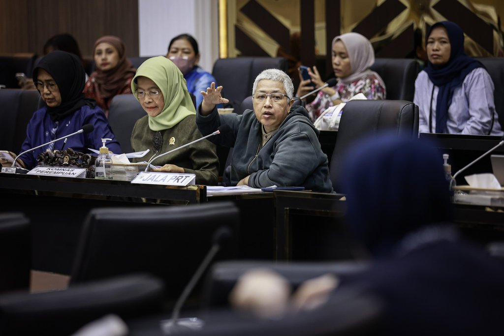 Koordinator Jaringan Advokasi Nasional Pekerja Rumah Tangga (JALA PRT) Lita Anggraini (ketiga kiri) bersama Direktur Institut Sarinah Eva Kusuma Sundari (kiri) dan Ketua Komnas Perempuan Maria Ulfah Anshor (kedua kiri) mengikuti Rapat Dengar Pendapat Umum (RDPU) bersama Badan Legislasi DPR di Kompleks Parlemen, Senayan, Jakarta, Kamis (5/3/2026). ANTARA FOTO/Dhemas Reviyanto/agr Rapat Baleg DPR bahas RUU PPRT