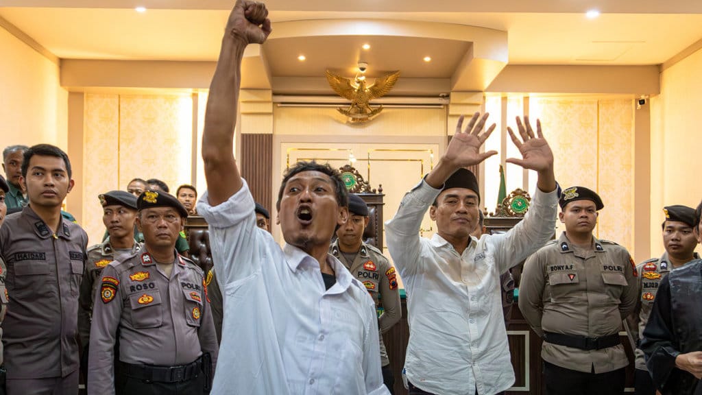 Koordinator Aliansi Masyarakat Pati Bersatu (AMPB) Teguh (kiri) dan Supriyono (kanan) menyapa pendukungnya seusai sidang vonis kasus tindak pidana pemblokadean jalur Pantura Juwana-Pati saat unjuk rasa Oktober 2025, di Pengadilan Negeri Pati, Pati, Jawa Tengah, Kamis (5/3/2026). ANTARA FOTO/Aji Styawan/tom. Sidang vonis koordinator Aliansi Masyarakat Pati Bersatu