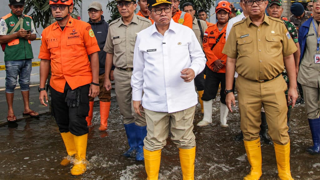 Gubernur DKI Jakarta Pramono Anung (tengah) didampingi Kepala Dinas Lingkungan Hidup DKI Jakarta Asep Kuswanto (kanan), dan Kepala Seksi Operasi dan Siaga Basarnas Jakarta Achmad Rizkiansah (kiri) meninjau lokasi longsor gunungan sampah di Tempat Pengolahan Sampah Terpadu (TPST) Bantargebang, Bekasi, Jawa Barat, Senin (9/3/2026). Berdasarkan data sementara dari Basarnas DKI Jakarta pada Senin (9/3) pagi, sebanyak 13 orang menjadi korban dalam peristiwa tersebut empat orang meninggal dunia, empat orang selamat, dan lima orang masih dalam proses pencarian. ANTARA FOTO/Darryl Ramadhan/tom. Gubernur DKI tinjau lokasi longsor di TPST Bantargebang