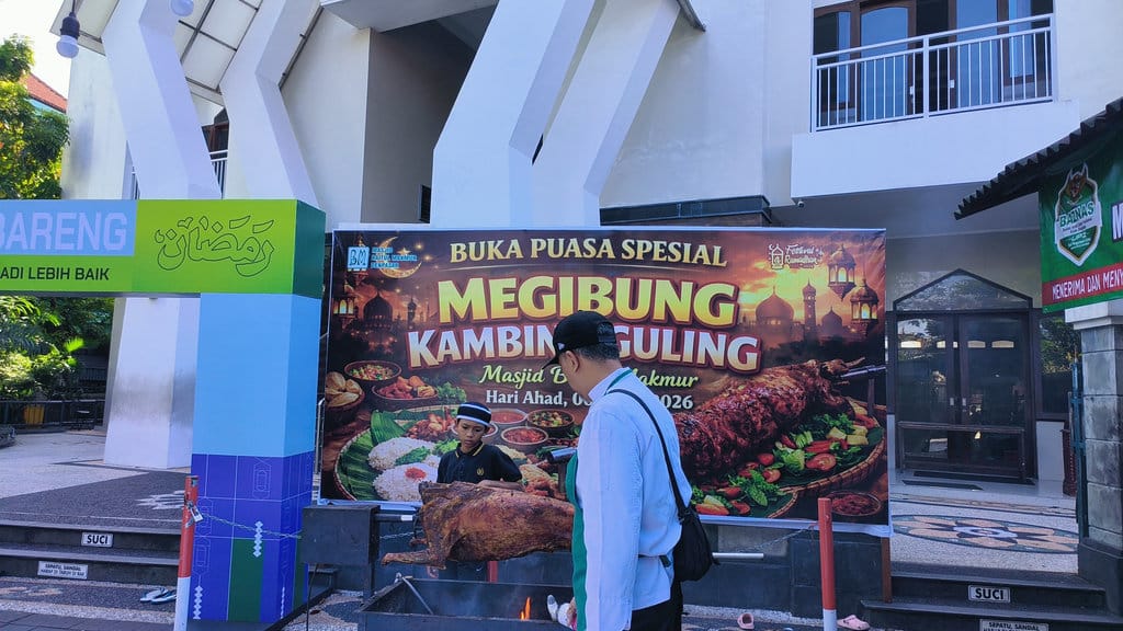 Kegiatan megibung yang dilakukan di Masjid Baitul Makmur, Desa Tegal Kertha, Kecamatan Denpasar Barat, Bali, Minggu (08/03/2026). tirto.id/Sandra Gisela Buka puasa di Masjid Baitul Makmur