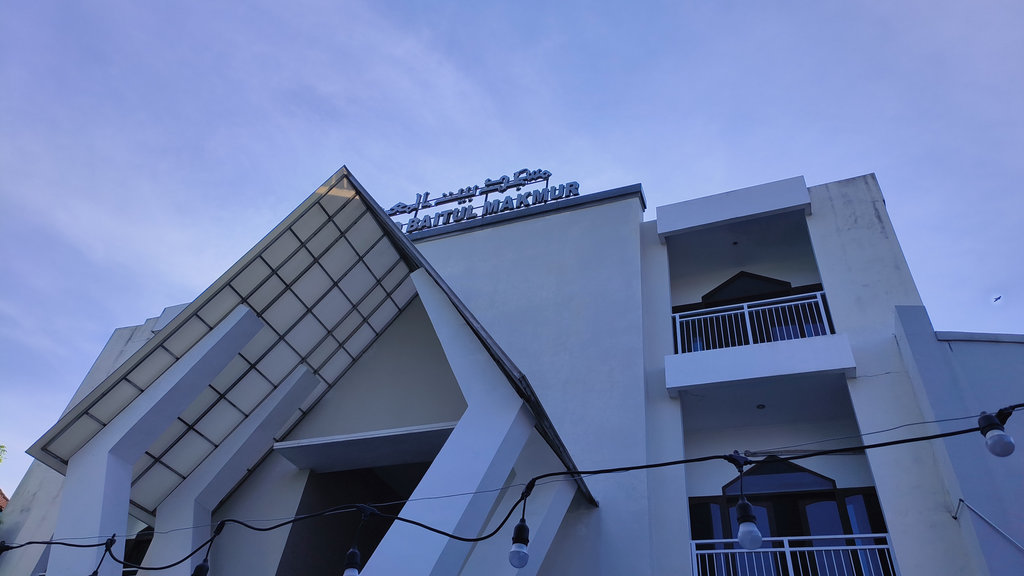 Kegiatan megibung yang dilakukan di Masjid Baitul Makmur, Desa Tegal Kertha, Kecamatan Denpasar Barat, Bali, Minggu (08/03/2026). tirto.id/Sandra Gisela Buka puasa di Masjid Baitul Makmur