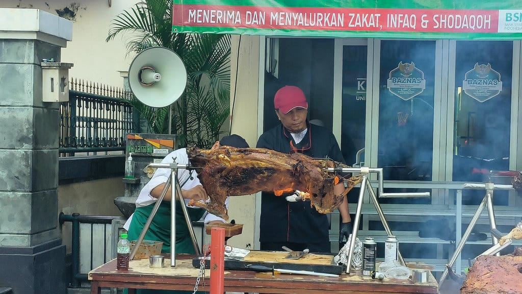 Kegiatan megibung yang dilakukan di Masjid Baitul Makmur, Desa Tegal Kertha, Kecamatan Denpasar Barat, Bali, Minggu (08/03/2026). tirto.id/Sandra Gisela Buka puasa di Masjid Baitul Makmur