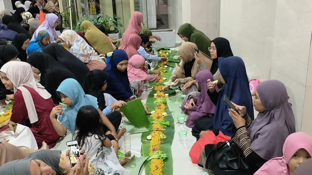 Kegiatan megibung yang dilakukan di Masjid Baitul Makmur, Desa Tegal Kertha, Kecamatan Denpasar Barat, Bali, Minggu (08/03/2026). tirto.id/Sandra Gisela Buka puasa di Masjid Baitul Makmur