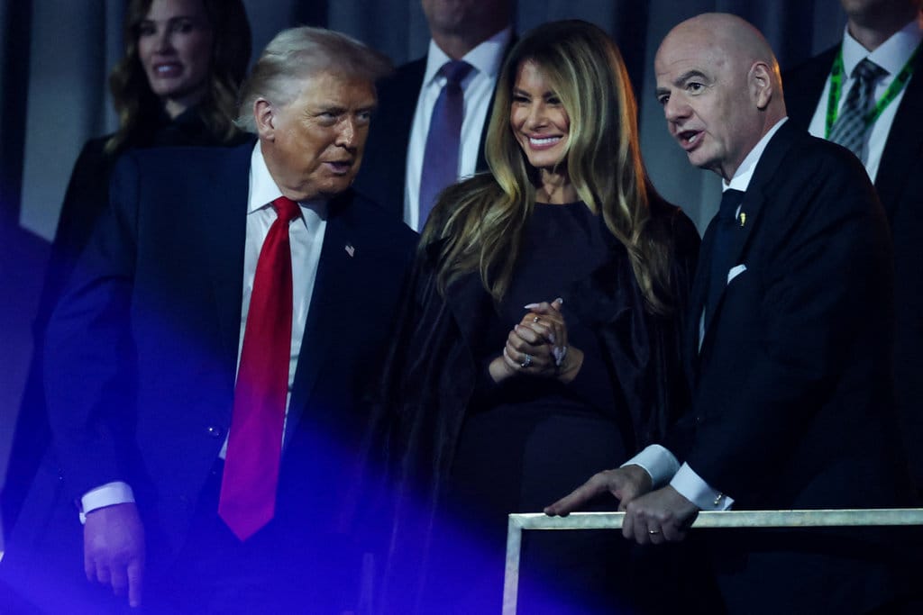 (Dari kiri) Presiden AS Donald Trump, Ibu Negara AS Melania Trump, dan Presiden FIFA Italia Gianni Infantino berbincang setelah hasil pengundian Piala Dunia Sepak Bola FIFA 2026 yang berlangsung di AS, Kanada, dan Meksiko, di Kennedy Center, Washington, DC, pada 5 Desember 2025. (Foto oleh Dan Mullan / POOL / AFP) Donald Trump dan Gianni Infantino
