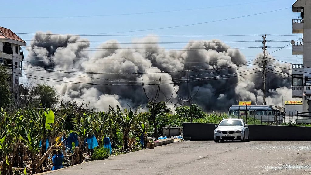 Asap mengepul dari lokasi serangan udara Israel di desa Abbasiyeh di Lebanon selatan pada 10 Maret 2026. AFP/KAWNAT HAJU Serangan Israel di Lebanon