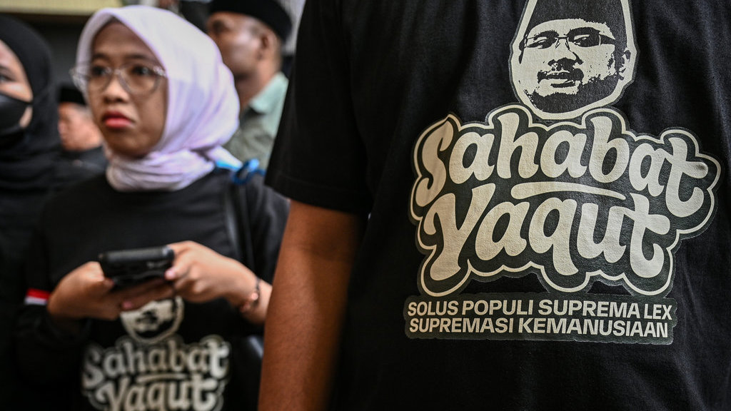 Pendukung menghadiri sidang putusan praperadilan atas penetapan tersangka Yaqut Cholil Qoumas oleh KPK di Pengadilan Negeri Jakarta Selatan, Jakarta, Rabu (11/3/2026). Hakim tunggal Sulistyo Muhamad Dwi Putro menolak permohonan praperadilan mantan Menteri Agama Yaqut Cholil Qoumas atas status tersangkanya dalam kasus dugaan korupsi penentuan kuota dan penyelenggaraan ibadah haji di Kementerian Agama tahun 2023-2024. ANTARA FOTO/Fauzan/bar Hakim tolak praperadilan Yaqut Cholil Qoumas