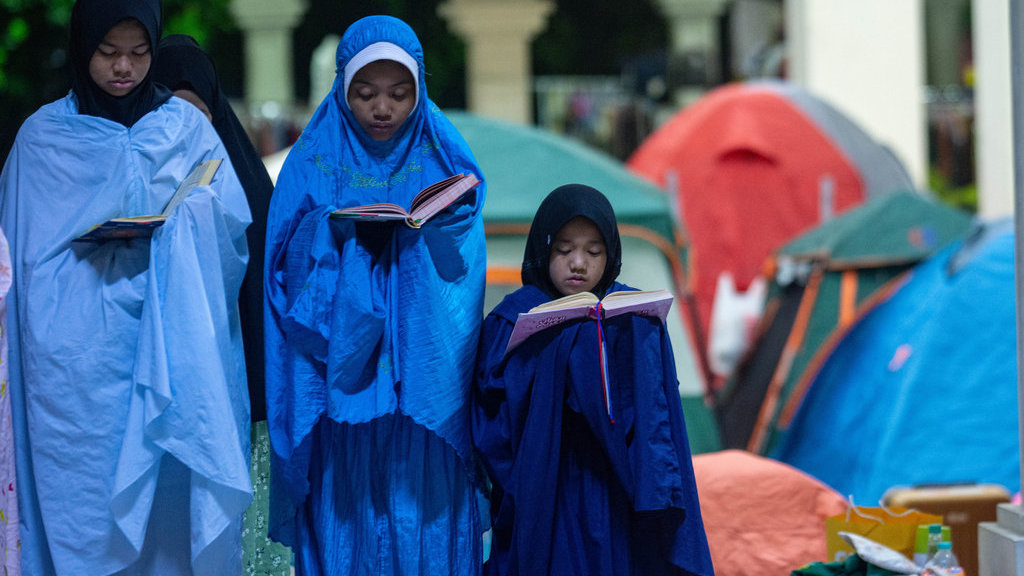 Umat Islam melaksanakan shalat malam saat beriktikaf di selasar Masjid Raya Habiburrahman, Bandung, Jawa Barat, Kamis (12/3/2026) dini hari. Sedikitnya 500 tenda dengan jamaah yang berkisar 2000 hingga 4000 orang dari sejumlah daerah di Indonesia melaksanakan ibadah iktikaf di masjid tersebut selama sepuluh hari terakhir bulan Ramadhan guna mendapatkan malam Lailatul Qadar yang penuh berkah. ANTARA FOTO/Novrian Arbi/bar Iktikaf Ramadhan di Bandung