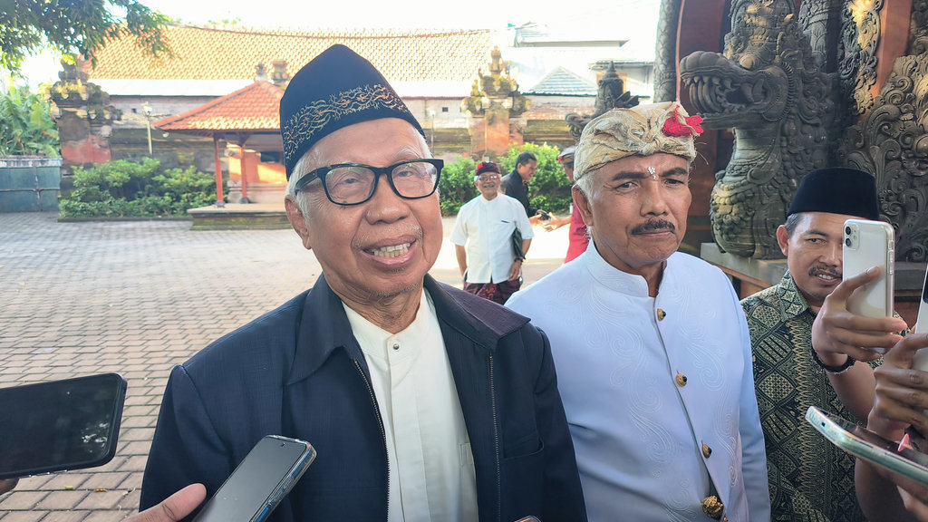 Ketua MUI Bali, Mahrusun Hadiyono, dan Ketua FKUB, Ida Pengelingsir Agung Putra Sukahet, ketika memberikan keterangan kepada media, Rabu (11/03/2026). Tirto.id/Sandra Gisela Mahrusun Hadiyono