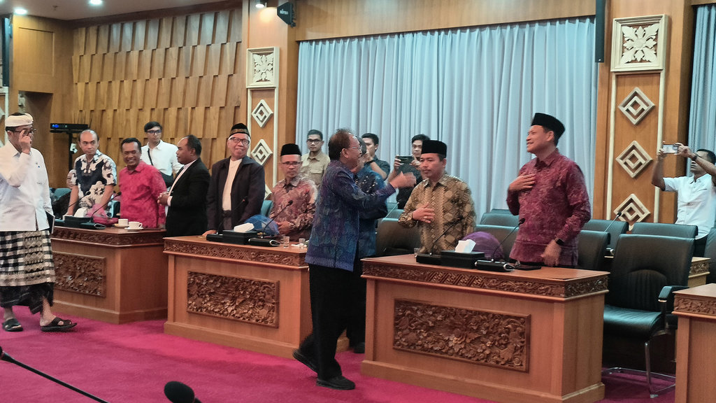 Suasana rapat mengenai Nyepi dan malam takbiran. Tampak Gubernur Bali, Wayan Koster, menyalami sejumlah tokoh keagamaan, Rabu (11/03/2026). Tirto.id/Sandra Gisela Wayan Koster
