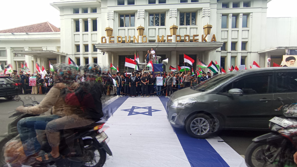 Ratusan massa aksi memperingati Hari Al-Quds Internasional di depan Gedung Merdeka, Jl. Asia Afrika, Kota Bandung, Jumat (13/3). tirto.id/Amad NZ. Peringatan Hari Al-Quds Internasional