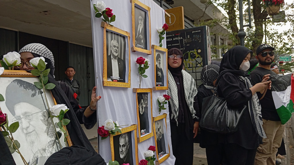 Ratusan massa aksi memperingati Hari Al-Quds Internasional di depan Gedung Merdeka, Jl. Asia Afrika, Kota Bandung, Jumat (13/3). tirto.id/Amad NZ. Peringatan Hari Al-Quds Internasional