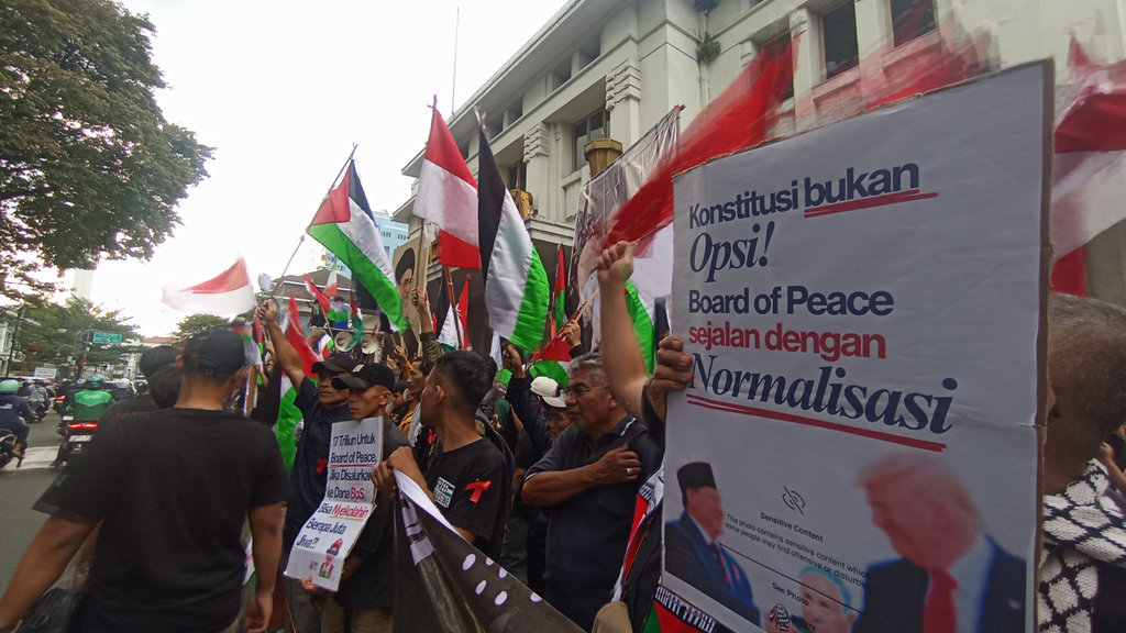 Ratusan massa aksi memperingati Hari Al-Quds Internasional di depan Gedung Merdeka, Jl. Asia Afrika, Kota Bandung, Jumat (13/3). tirto.id/Amad NZ. Peringatan Hari Al-Quds Internasional
