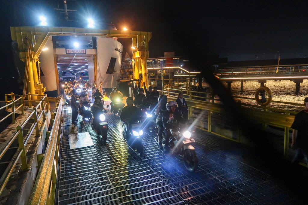 Sejumlah kendaraan roda dua keluar dari kapal di Pelabuhan Ketapang, Banyuwangi, Jawa Timur, Senin (16/3/2026). ANTARA FOTO/Budi Candra Setya/bar Pemudik dari Bali menuju Jawa meningkat