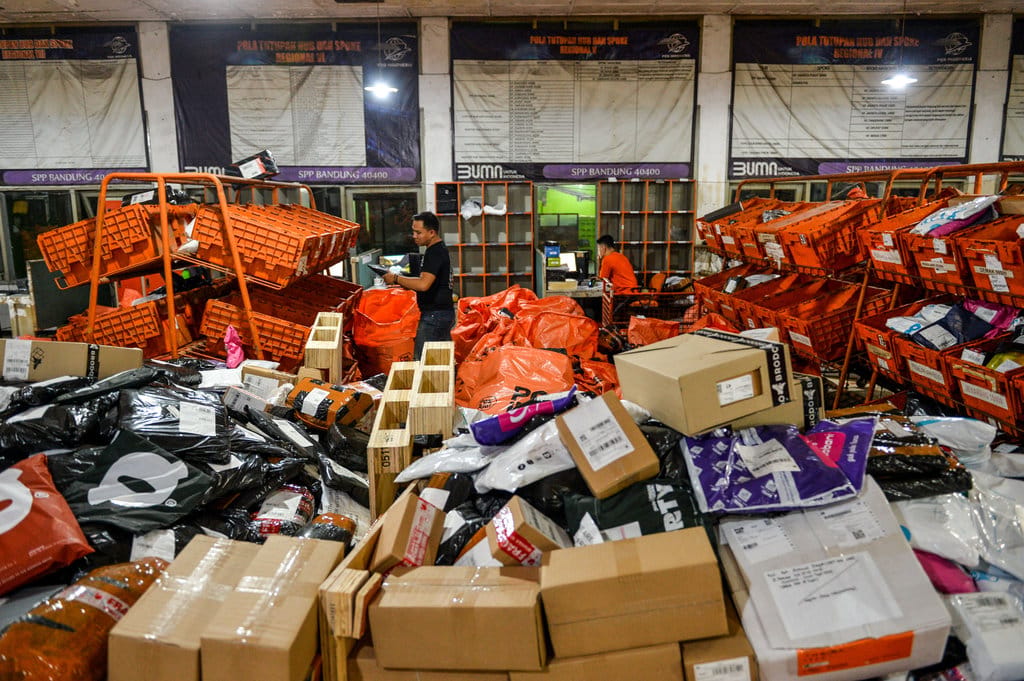 Pekerja menyortir paket yang akan di kirim dari Kantor PT Pos Indonesia (Persero) Regional 3 Bandung, Jawa Barat, Senin (16/3/2026). ANTARA FOTO/Raisan Al Farisi/bar Pengiriman paket jelang Lebaran meningkat