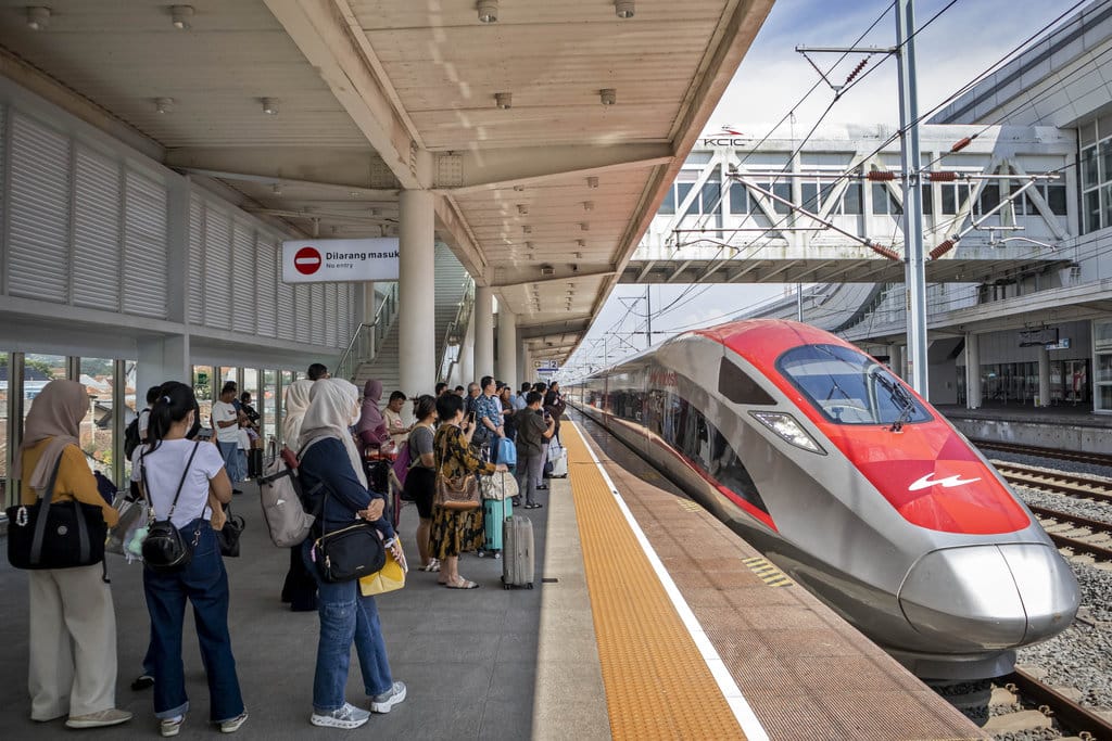 Sejumlah calon penumpang menunggu kedatangan kereta cepat Whoosh di peron Stasiun Whoosh Padalarang, Kabupaten Bandung Barat, Jawa Barat, Minggu (15/3/2026). ANTARA FOTO/Abdan Syakura/YU Prediksi jumlah penumpang Whoosh pada Lebaran 2026