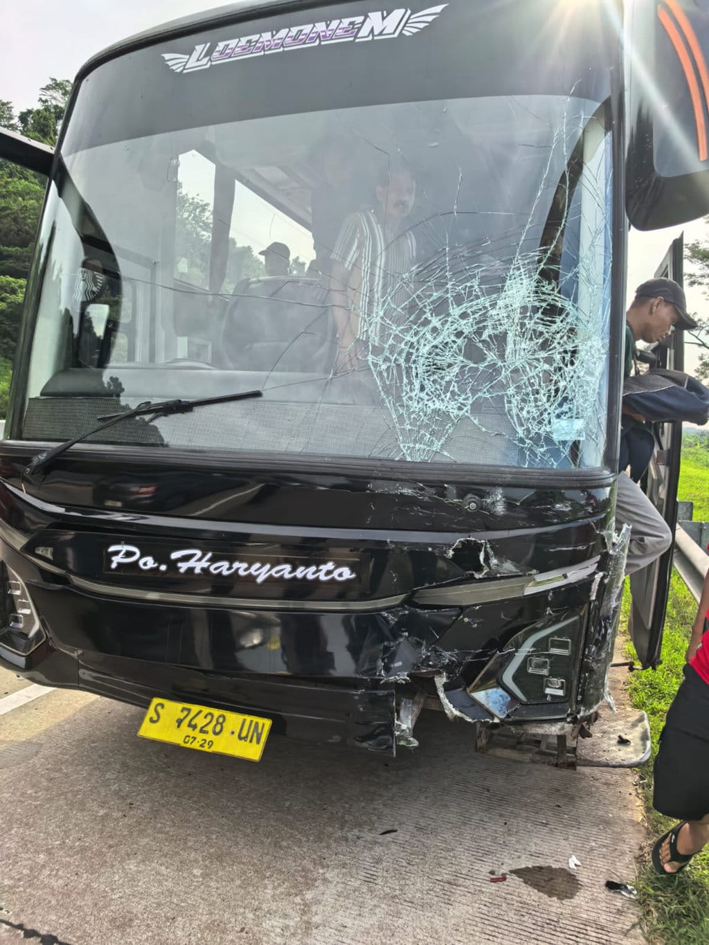Bus PO Haryanto menabrak sejumlah mobil di Tol Semarang-Batang pada Minggu (15/3/2026). Foto: Gede Pasek Suardika Bus PO Haryanto Tabrak Delapan Mobil