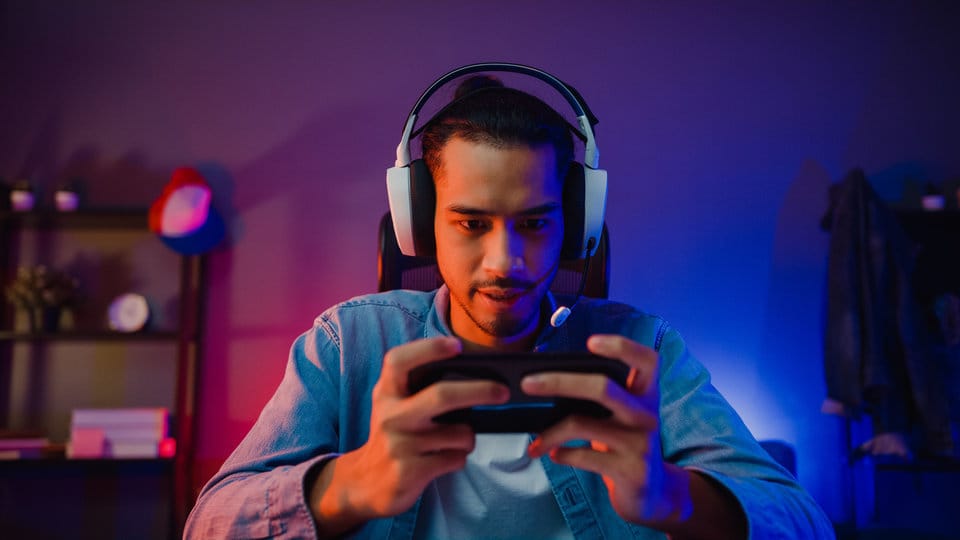 Ilustrasi Seorang Pria Sedang Bermain Game online. foto/istockphoto Ilustrasi Seorang Pria Sedang Bermain Game online