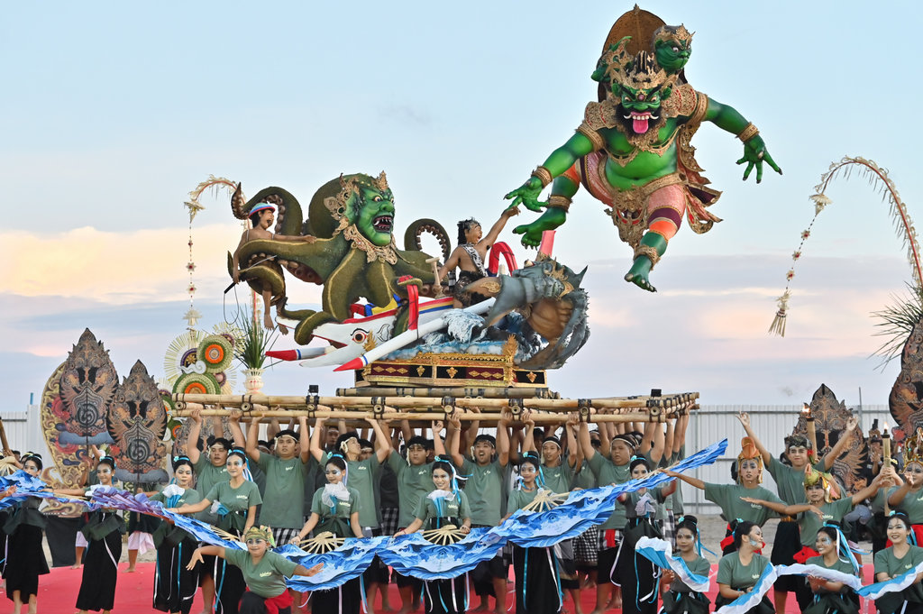 Sejumlah pemuda mengarak ogoh-ogoh saat parade bertajuk Sanur Metangi 2026 di kawasan wisata Pantai Mertasari, Kota Denpasar, Bali, Kamis (12/3/2026). Kegiatan itu diselenggarakan sejumlah desa adat di Sanur yang dikoordinasi Yayasan Pembangunan Sanur untuk mendukung kreativitas para generasi muda menjelang Hari Raya Nyepi Tahun Saka 1948 sekaligus mengenalkan potensi seni budaya Bali kepada wisatawan. ANTARA FOTO/Fikri Yusuf/wsj. Parade ogoh-ogoh Sanur Metangi jelang Nyepi