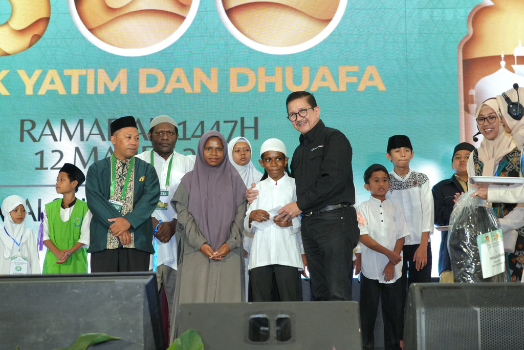 Presiden Direktur PTFI Tony Wenas menyerahkan secara simbolis perlengkapan sekolah dan santunan kepada anak yatim dan dhuafa di Jakarta, Kamis (12/03). FOTO/dok. PTFI Body artikel Freeport 1