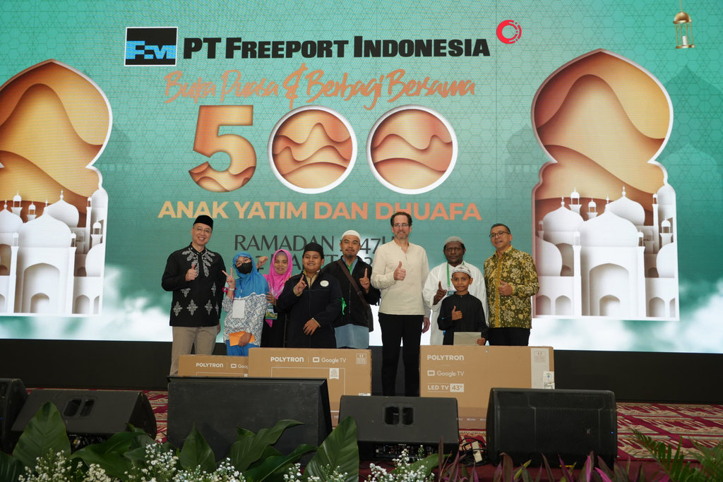 Penyerahan doorprize kepada anak yatim dhuafa oleh jajaran manajemen PTFI, di Jakarta, Kamis (12/3). FOTO/dok. PTFI Body artikel Freeport 1