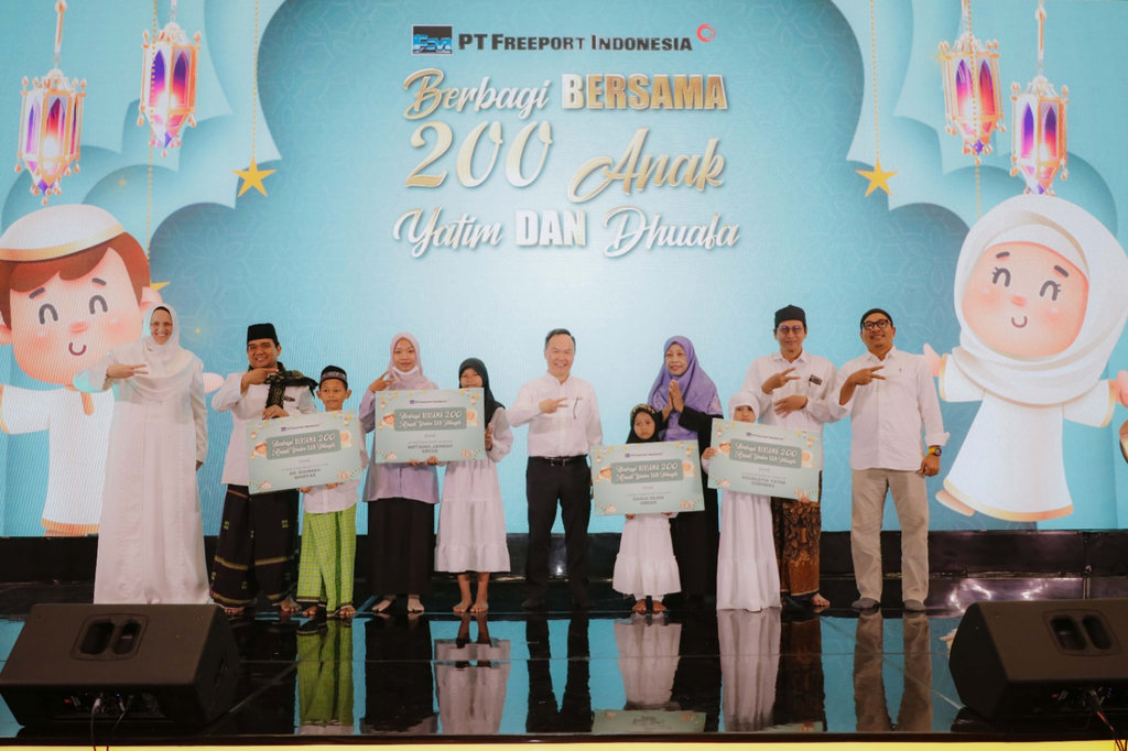 Manajemen Smelter PT Freeport Indonesia menyerahkan santunan secara simbolis kepada yayasan yatim dan dhuafa di Gresik (12/3). FOTO/dok. PTFI Body artikel Freeport 1
