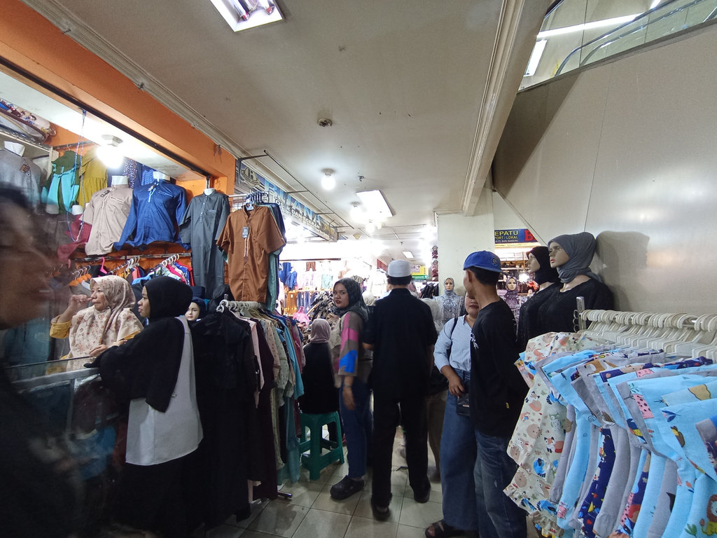 Suasana lonjakan pengunjung di sejumlah pusat perbelanjaan Kota Bandung, sepanjang satu pekan menjelang momen lebaran tahun ini. tirto.id/Amad NZ. Pusat Belanja Bandung