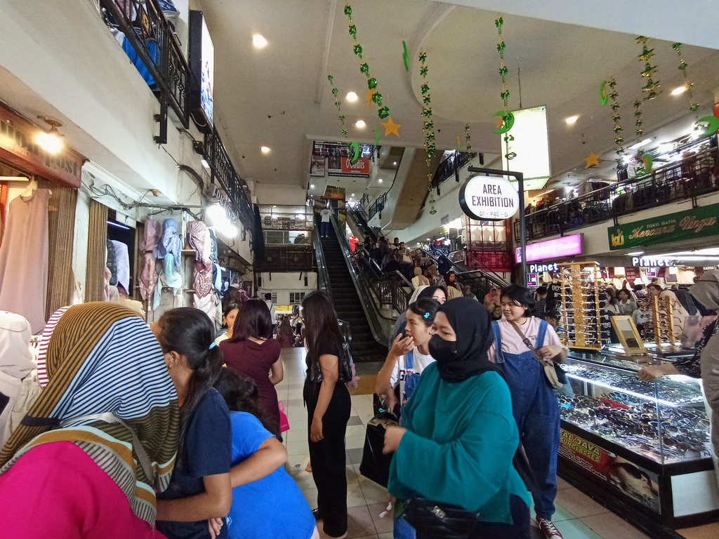 Suasana lonjakan pengunjung di sejumlah pusat perbelanjaan Kota Bandung, sepanjang satu pekan menjelang momen lebaran tahun ini. tirto.id/Amad NZ. Pusat Belanja Bandung