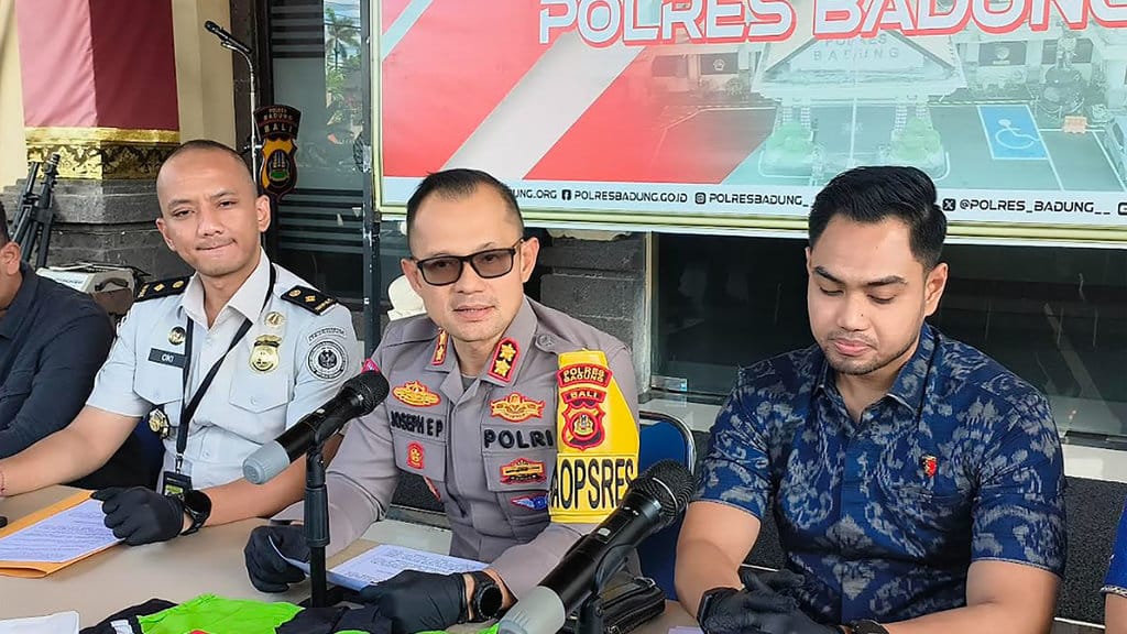 Konferensi pers pengungkapan kasus tindak pidana pornografi oleh WNA di Polres Badung, Selasa (17/03/2026). Tirto.id/Sandra Gisela Konpers Ponografi Badung