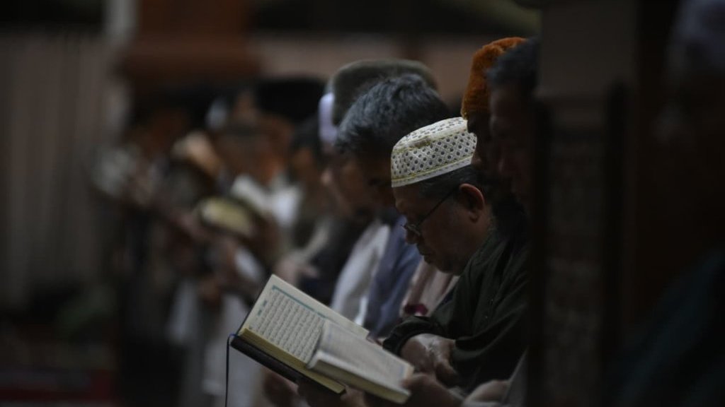 Jamaah menjalani iktikaf sepanjang 10 malam terakhir Ramadhan 1447 Hijriah di Masjid Raya Habiburrahman, Kota Bandung. tirto.id/Amad NZ. Iktikaf Masjid Raya Habiburrahman