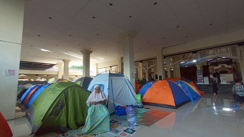 Jamaah menjalani iktikaf sepanjang 10 malam terakhir Ramadhan 1447 Hijriah di Masjid Raya Habiburrahman, Kota Bandung. tirto.id/Amad NZ. Iktikaf Masjid Raya Habiburrahman