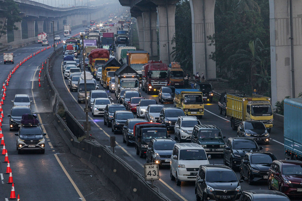 Sejumlah kendaraan terjebak kemacetan di Jalan Tol Jakarta Cikampek, Karawang, Jawa Barat, Rabu (18/3/2026). PT Jasamarga memprediksi pada Rabu (18/3) merupakan puncak arus mudik dengan proyeksi secara keseluruhan sekitar 3,5 juta kendaraan akan keluar dari Jakarta melalui jalan tol dengan mayoritas mengarah ke timur atau Transjawa. ANTARA FOTO/Darryl Ramadhan/foc. Arus mudik Lebaran 2026