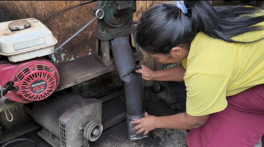 Proses penggilingan kopi secara tradisional di Desa Tango Molas, Poco Ranaka Timur, Manggarai Timur, Nusa Tenggara Timur. tirto.id/Naufal Majid Newsplus Desa Tango Molas