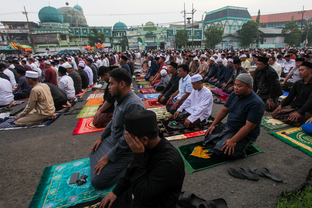 Umat Islam melaksanakan shalat Idul Fitri 1447 H di Surabaya, Jawa Timur, Sabtu (21/3/2026). ANTARA FOTO/Didik Suhartono/nym. Shalat Idul Fitri 1447 H di Surabaya