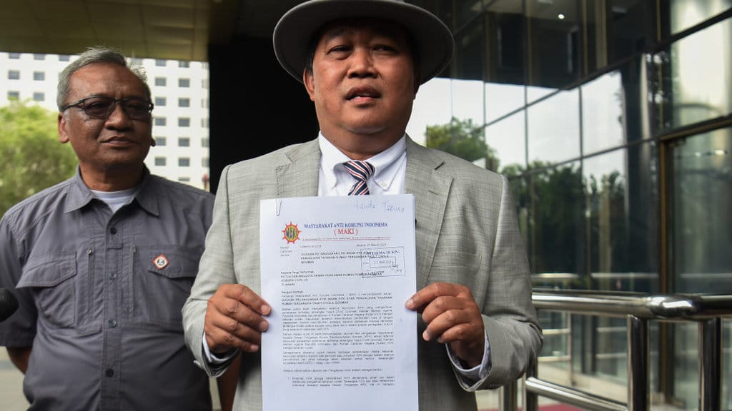 Koordinator Masyarakat Anti Korupsi Indonesia (MAKI) Boyamin Saiman (kanan) menunjukkan surat pelaporan dugaan pelanggaran etik pimpnan KPK dalam pengalihan ke tahanan rumah bagi mantan Menteri Agama Yaqut Cholil Qoumas di Gedung Merah Putih KPK, Jakarta, Rabu (25/3/2026). MAKI melaporkan lima Pimpinan KPK, Deputi Penindakan dan Eksekusi KPK, dan Juru Bicara KPK ke Dewan Pengawas KPK terkait dugaan pelanggaran etik atas pengalihan ke tahanan rumah bagi tersangka kasus dugaan korupsi kuota haji sekaligus mantan Menteri Agama Yaqut Cholil Qoumas sejak 19-23 Maret. ANTARA FOTO/Indrianto Eko Suwarso/nz MAKI laporkan pimpinan KPK terkait tahanan rumah