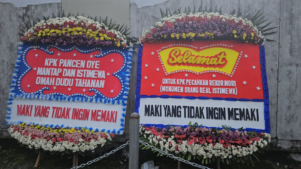 Banner dan karangan bunga berisikan sindiran dari MAKI untuk KPK atas pengalihan status tahanan mantan Menteri Agama, Yaqut Cholil Qoumas. FOTO/Dok. MAKI. Sindiran MAKI untuk KPK