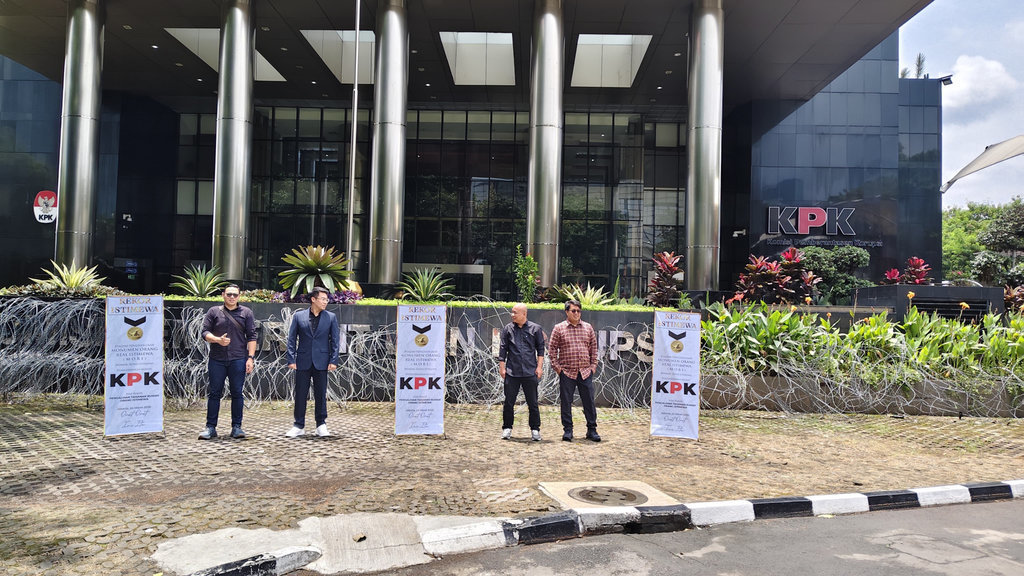 Banner dan karangan bunga berisikan sindiran dari MAKI untuk KPK atas pengalihan status tahanan mantan Menteri Agama, Yaqut Cholil Qoumas. FOTO/Dok. MAKI. Sindiran MAKI untuk KPK