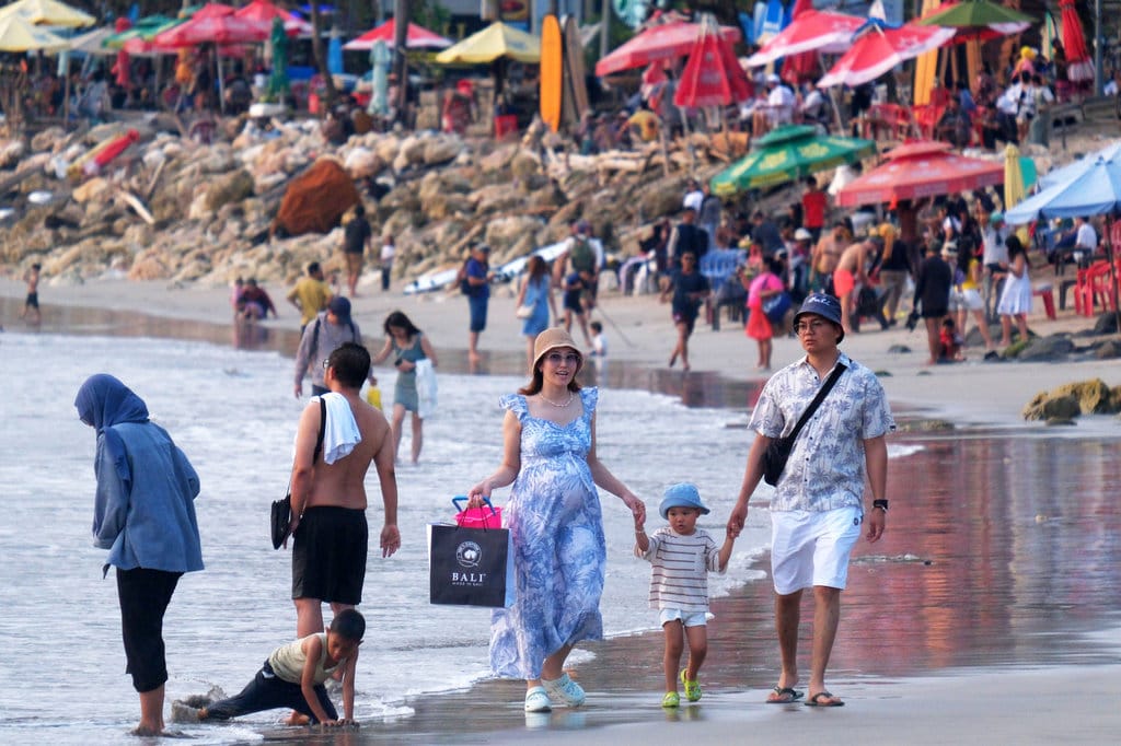 Wisatawan mengunjungi Pantai Kuta di Badung, Bali, Kamis (26/3/2026). ANTARA FOTO/Nyoman Hendra Wibowo/bar Jumlah kunjungan wisatawan di Pantai Kuta Bali
