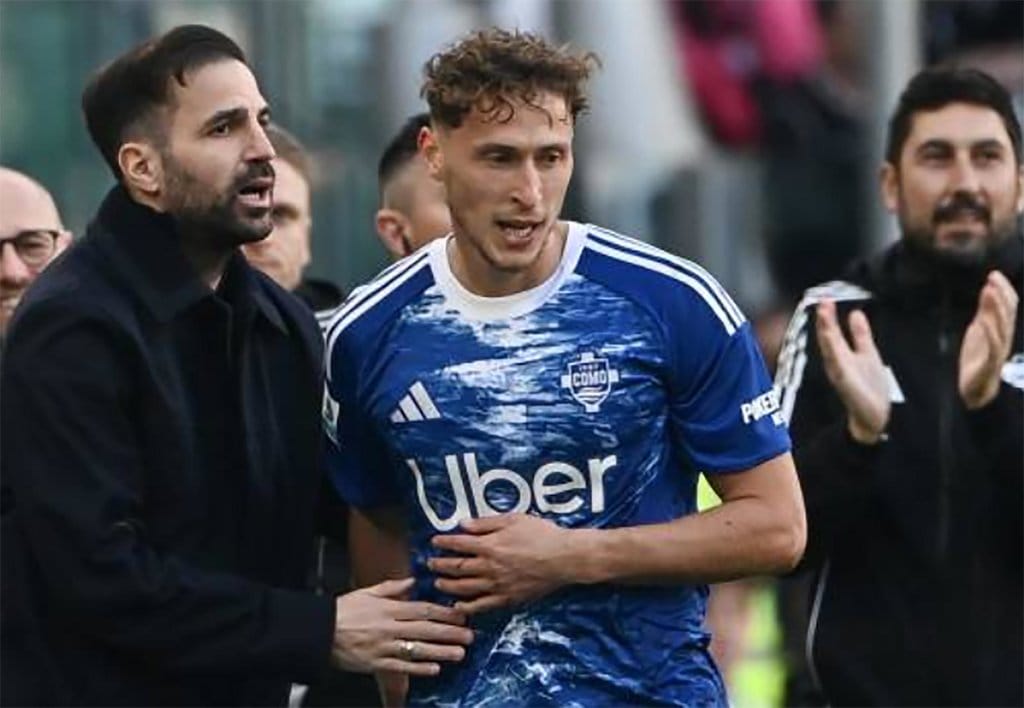 Bek Como asal Kosovo bernomor punggung 31, Mergim Vojvoda (kanan), merayakan gol pertama timnya bersama pelatih kepala asal Spanyol, Cesc Fabregas, selama pertandingan sepak bola Serie A Italia antara Juventus dan Como di stadion Allianz di Turin pada 21 Februari 2026. AFP/Isabella BONOTTO Cesc Fabregas