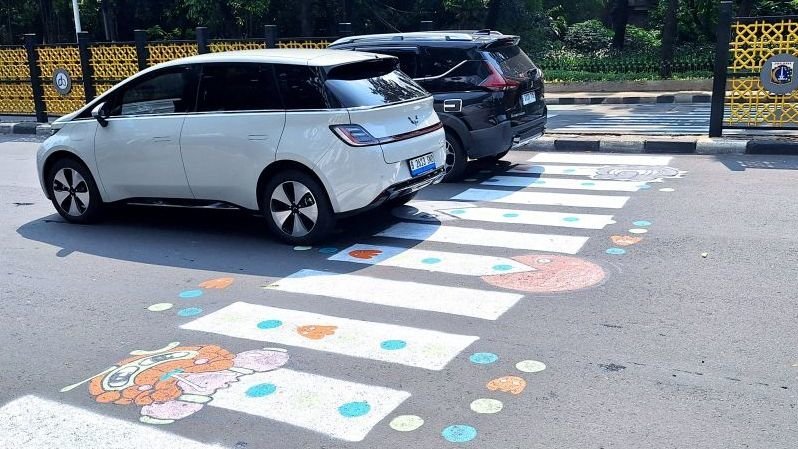 Jalur penyeberangan (zebra cross) di kawasan Tebet, Jakarta Selatan, yang digambar ulang oleh warga sebagai marka jalan, Senin (30/3/2026). ANTARA/Luthfia Miranda Putri. Zebra Cross Tebet