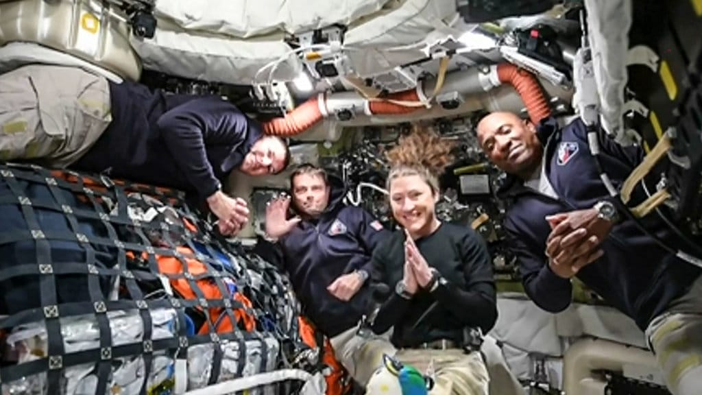 Cuplikan layar dari siaran NASA yang dirilis pada 3 April 2026 ini menunjukkan empat anggota kru Artemis II (dari kiri ke kanan) astronot Badan Antariksa Kanada (CSA) Jeremy Hansen, spesialis misi Artemis II, astronot NASA Reid Wiseman, komandan Artemis II, Christina Koch, spesialis misi Artemis II, dan Victor Glover, pilot Artemis II, saat mereka menuju orbit Bulan untuk pertama kalinya dalam lebih dari setengah abad. Pesawat ruang angkasa tersebut lepas landas dari Kennedy Space Center di Florida pada pukul 18:35 EDT sehari sebelumnya. (Foto oleh Handout / NASA TV / AFP) Astronot Artemis II