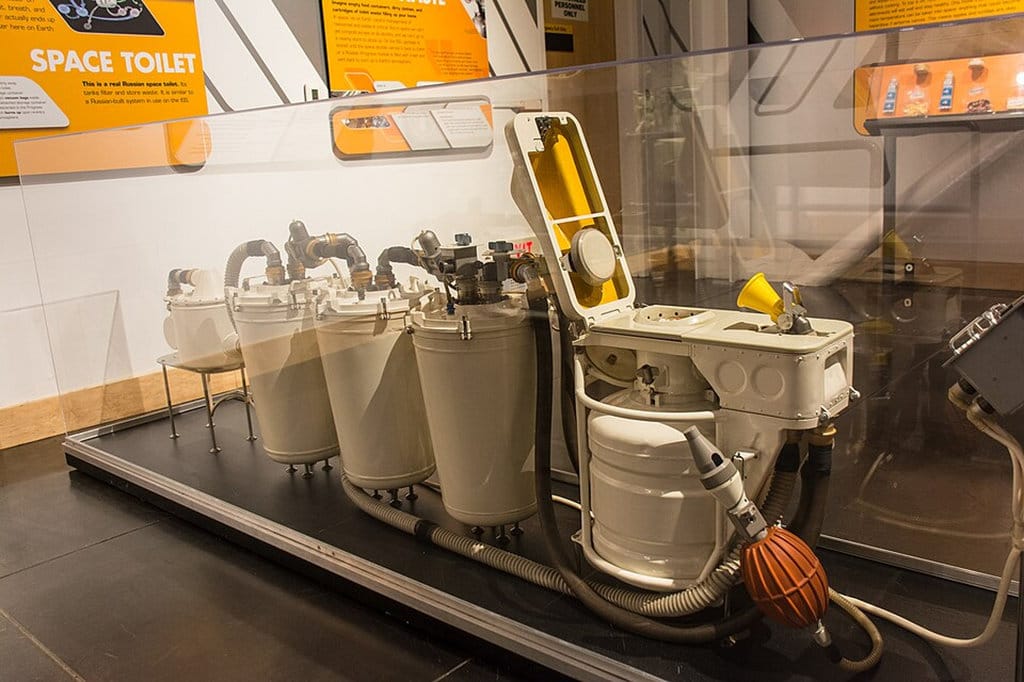 Toilet untuk Astronot di Pesawat Luar Angkasa. (FOTO/Don DeBold via Wikipedia, CC BY-ND) Toilet Astronot
