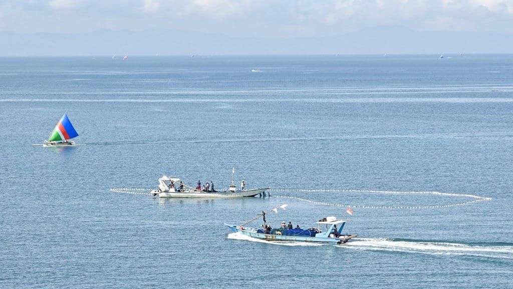 Sejumlah nelayan menjaring ikan di perairan kawasan wisata Senggigi, Kecamatan Batulayar, Lombok Barat, Nusa Tenggara Barat NTB, Senin (6/4/2026). ANTARA FOTO/Ahmad Subaidi/sgd Potensi kelautan dan perikanan di NTB