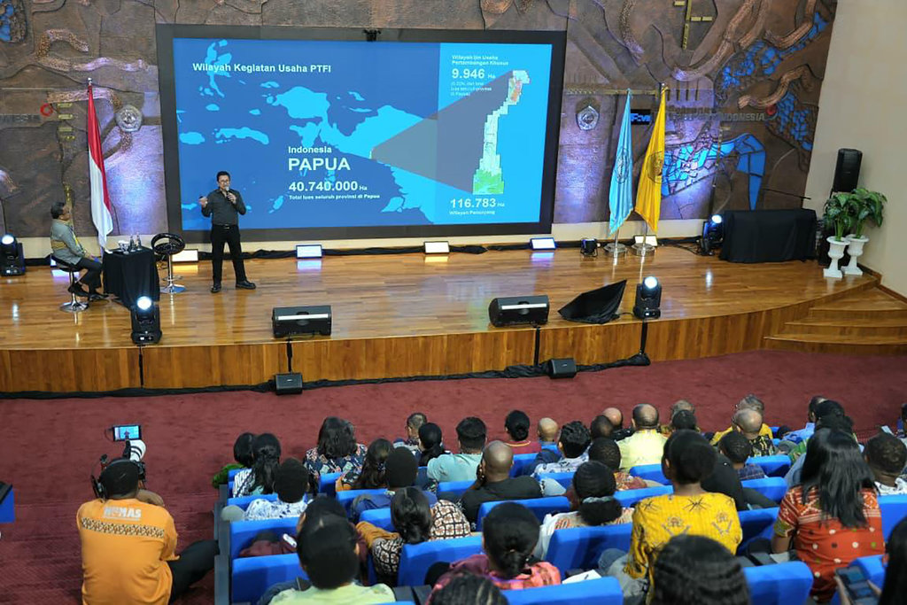 Presiden Direktur PT Freeport Indonesia Tony Wenas menyampaikan Kuliah Umum tentang Sejarah PTFI dan Operasional Pertambangan dari Hulu ke Hilir untuk Masa Depan Berkelanjutan, di Auditorium Tembagapura, Gedung Sains dan Kemitraan UNCEN Jayapura, Rabu, 11 Maret 2026. foto/Dok. Body Artikel Freeport 22