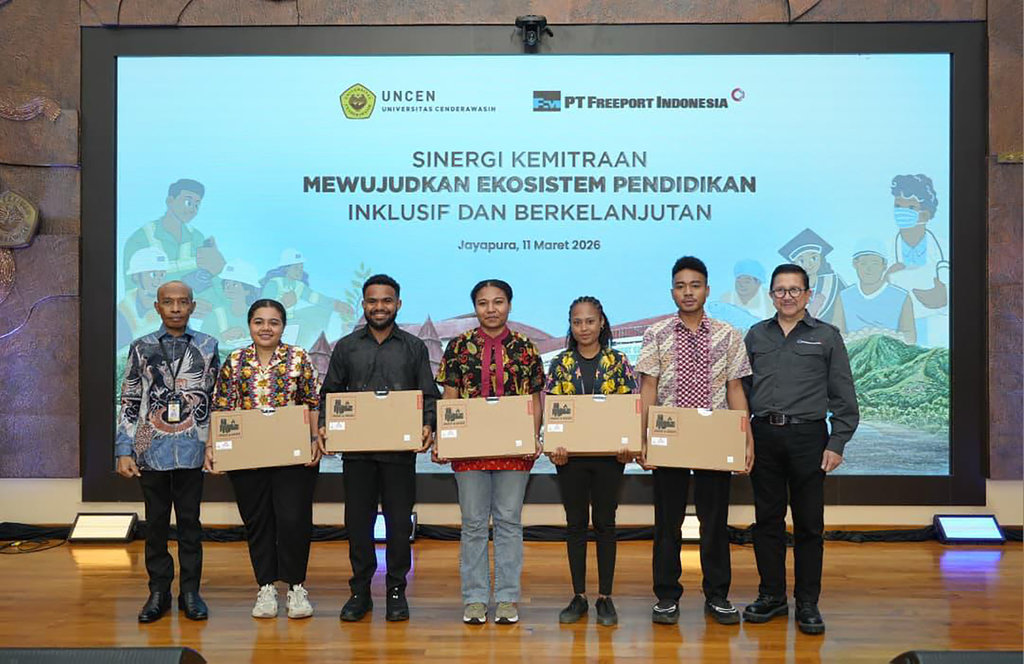 Presiden Direktur PT Freeport Indonesia Tony Wenas menyerahkan apresiasi PTFI kepada lima mahasiswa Papua berprestasi. foto/Dok. PTFI Body Artikel Freeport 22