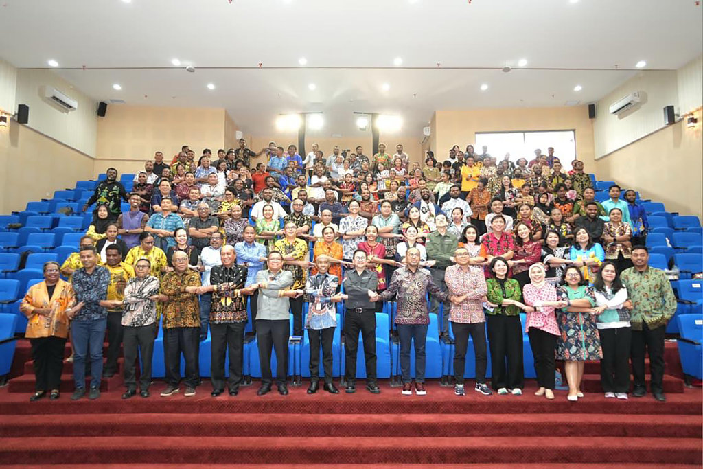 Foto bersama Presiden Direktur PTFI Tony Wenas, Rektor UNCEN Prof. Dr. Oscar O. Wambrauw SE., M.Sc., agr bersama para mahasiswa UNCEN di Auditorium Tembagapura, Gedung Sains dan Kemitraan UNCEN Jayapura. Foto/Dok. PTFI Body Artikel Freeport 22