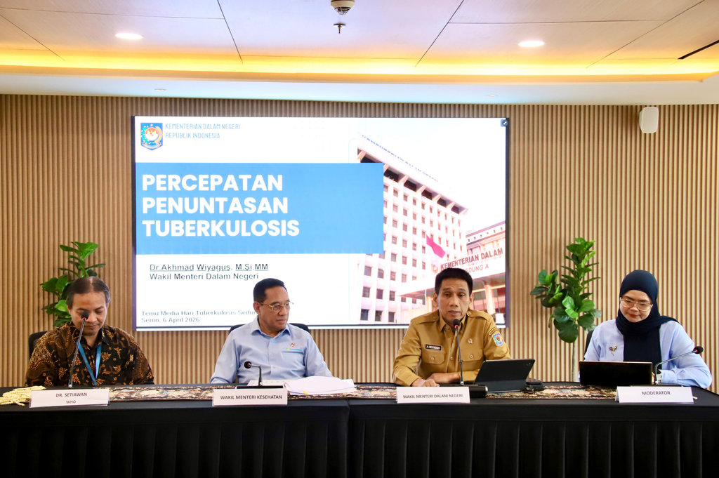Wakil Menteri Dalam Negeri (Wamendagri) Akhmad Wiyagus menekankan pentingnya komitmen pemerintah daerah (Pemda) dalam mempercepat penuntasan tuberkulosis (TBC) sebagai bagian dari upaya melindungi masyarakat sekaligus mendukung pembangunan nasional. Penegasan tersebut disampaikannya saat konferensi pers Hari Tuberkulosis Sedunia 2026 di Kantor Kementerian Kesehatan (Kemenkes), Jakarta, Senin (6/4/2026). (FOTO/Puspen Kemendagri) Rilis Pers Puspen Kemendagri